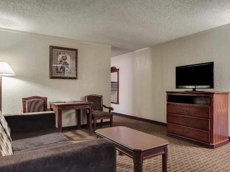 Quality Inn & Suites Airport El Paso Exterior foto